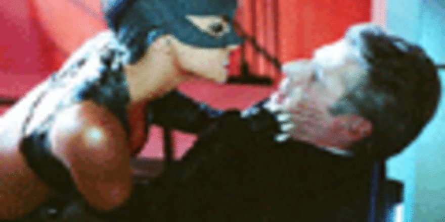 Porno koleksiyonunu atan babasına dava açtı