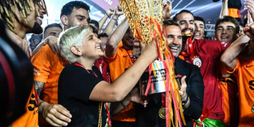 Okan Buruk'un 16'ncı Kupası