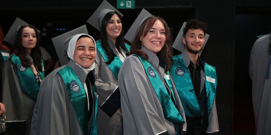 Kadir Has Üniversitesi Mezunlarını Muhteşem Bir Törenle Uğurladı